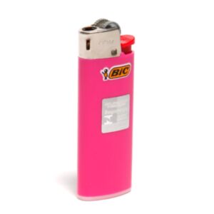 Isqueiro da marca Bic, tamanho pequeno (míni), modelo tradicional, cor rosa