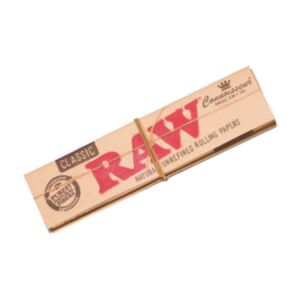 Envelope de seda, da marca Raw, Modelo Connoisseur, tamanho King Size Slim, 110mm x 36mm, acompanha as piteiras, detalhe da embalagem