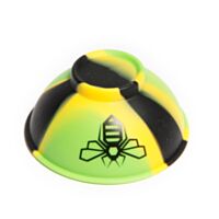 Cuia de silicone, da marca Cultura Dab, resistente a altas temperaturas, tamanho 5cm x  2cm, detalhe da parte interna da cuia, cor verde, amarelo e preto, design de abelha