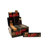 Caixa de seda, da marca Raw, Modelo Black, tamanho King Size Slim, 110mm x 44mm, detalhe da montagem do display com unidade em destaque.