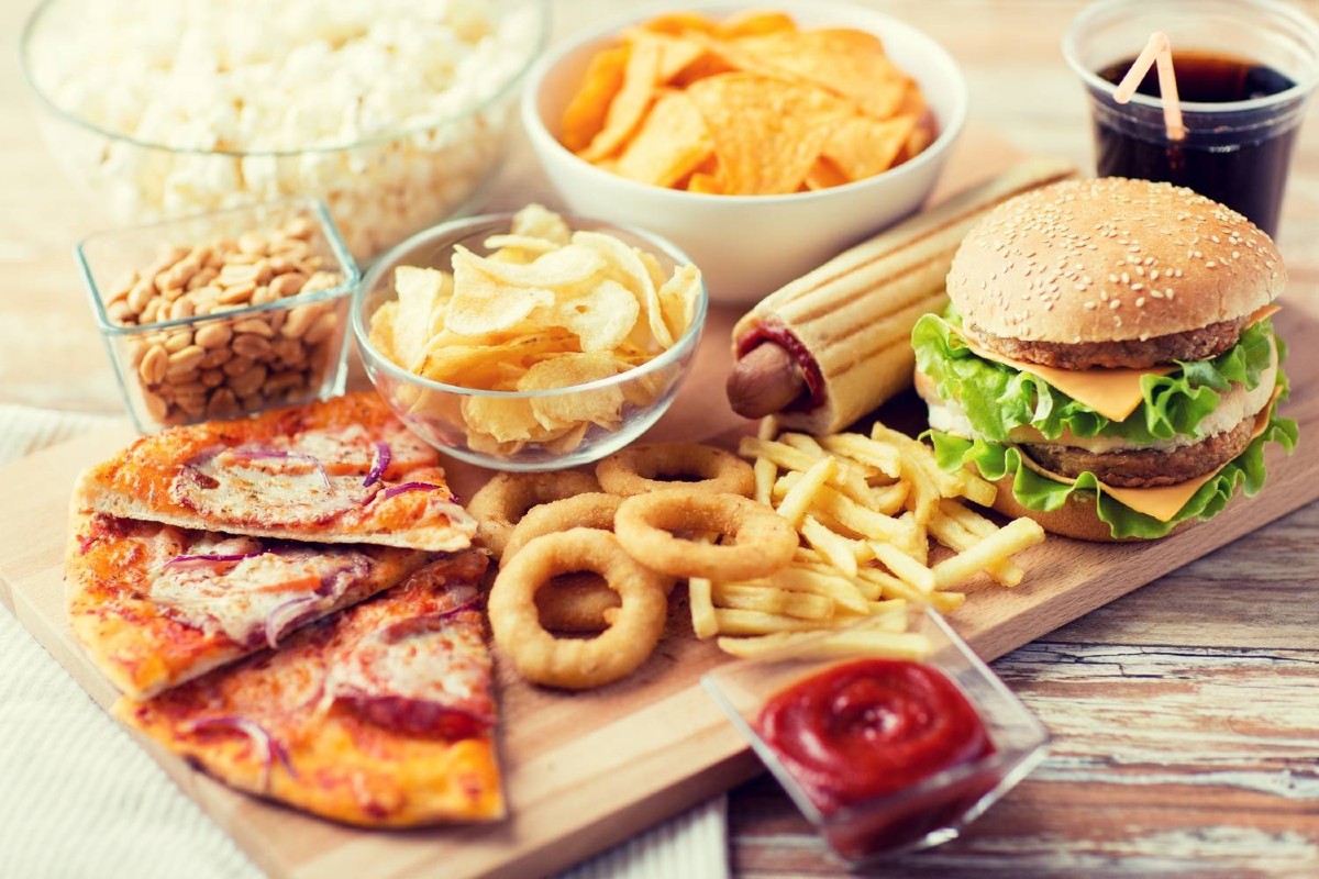 Diversas comidas não saudáveis, simbolizando o que as pessoas desejam comer quando estão na larica