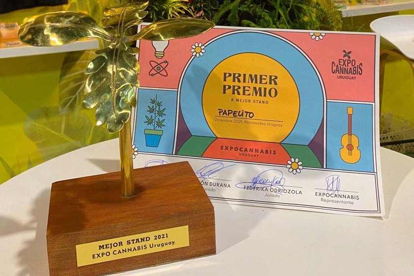 Troféu de primeiro lugar da marca Papelito recebido pelo prêmio de melhor stand da ExpoCannabis 2021, no Uruguai